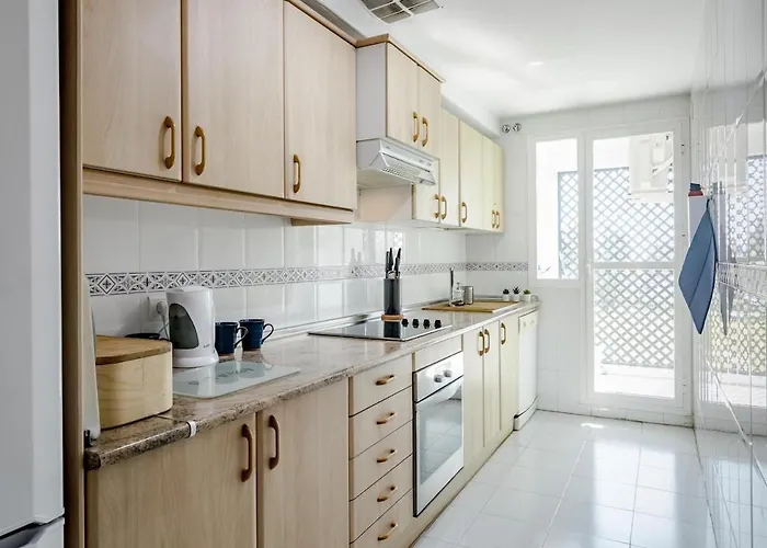 Lcr4 - Large 3-Bedroom Apartment Near Beach マルベーリャ