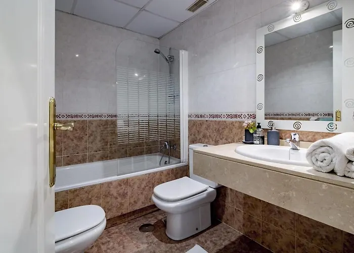 Lcr4 - Large 3-Bedroom Apartment Near Beach マルベーリャ