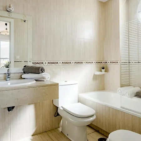 Lcr4 - Large 3-Bedroom Apartment Near Beach شقة