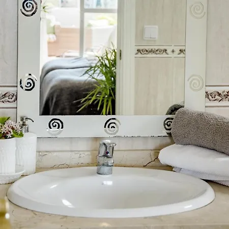 Lcr4 - Large 3-Bedroom Apartment Near Beach شقة *