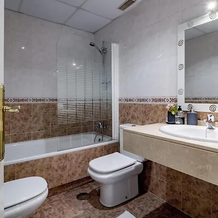 Lcr4 - Large 3-Bedroom Apartment Near Beach Μαρμπέλλα