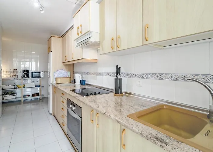 Lcr4 - Large 3-Bedroom Apartment Near Beach *