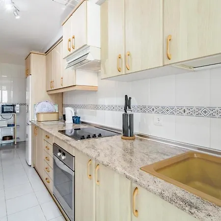 Lcr4 - Large 3-Bedroom Apartment Near Beach *